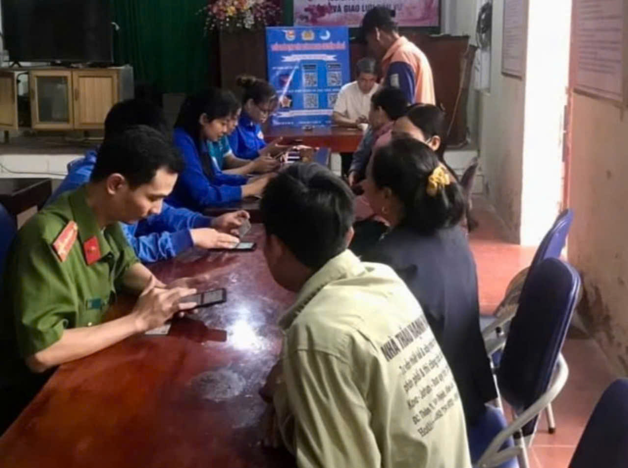 Các ban, ngành, đoàn thể tham gia hướng dẫn từng người dân sử dụng dịch vụ, ứng dụng chuyển đổi số.
