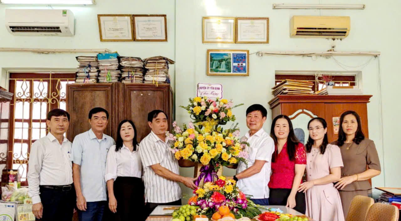 Nhân kỷ niệm 94 năm ngày truyền thống Hội Nông dân Việt Nam (14/10/1930 – 14/10/2024), các đồng chí lãnh đạo Huyện tặng hoa chúc mừng Hội nông dân huyện.
