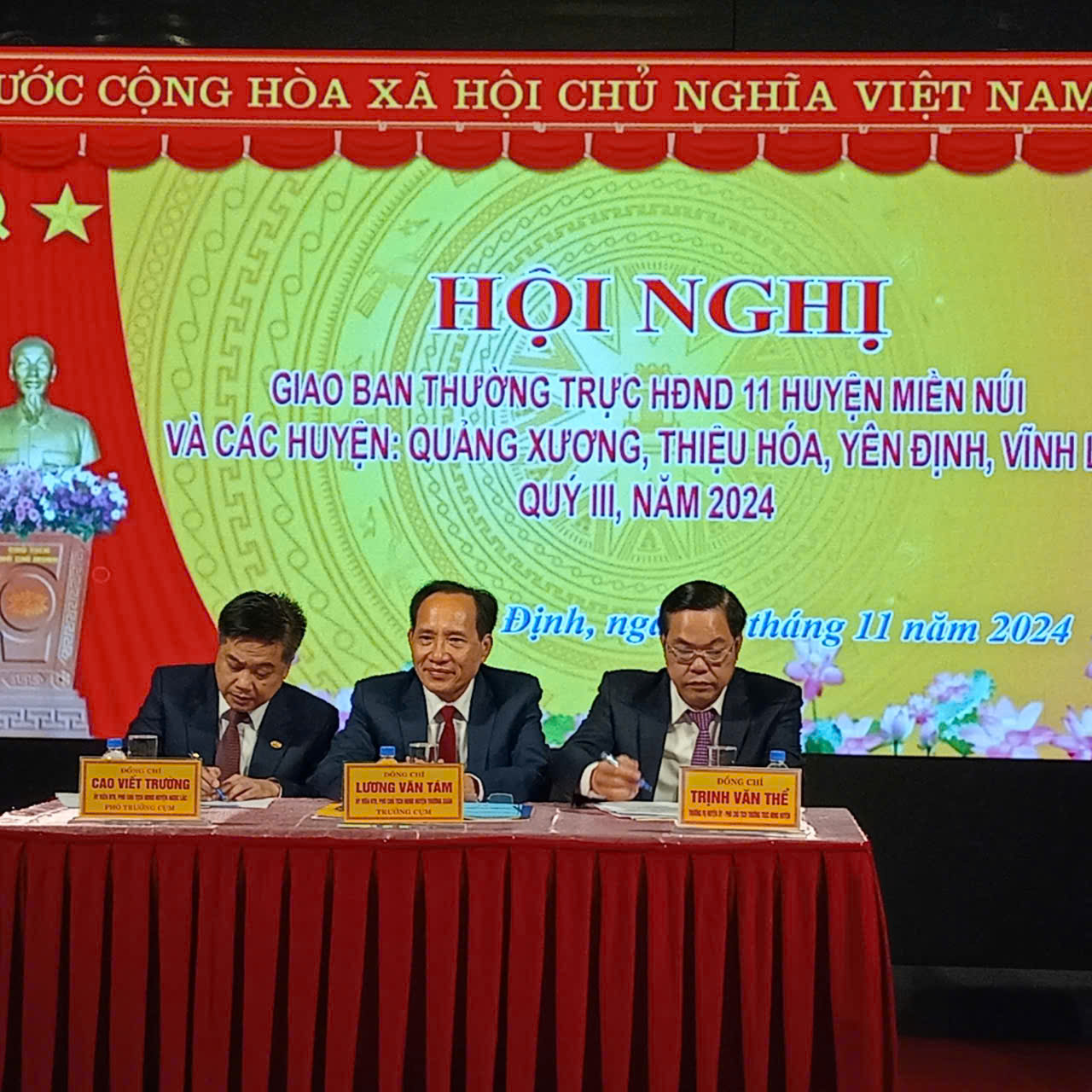 Chủ trì hội nghị.