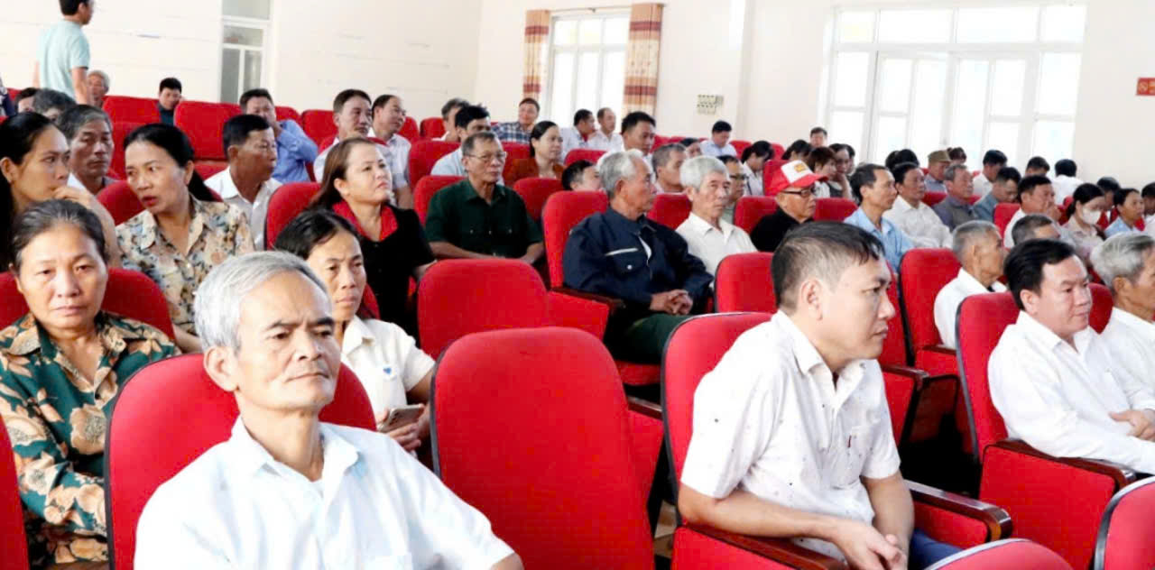 Cử tri về tham dự hội nghị.