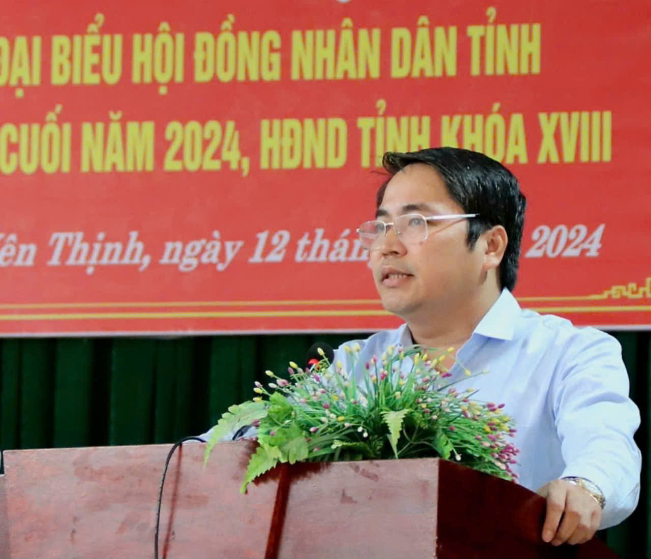 Đồng chí, Phạm Tiến Dũng, Chủ tịch UBND huyện tiếp thu và giải trình tại hội nghị.