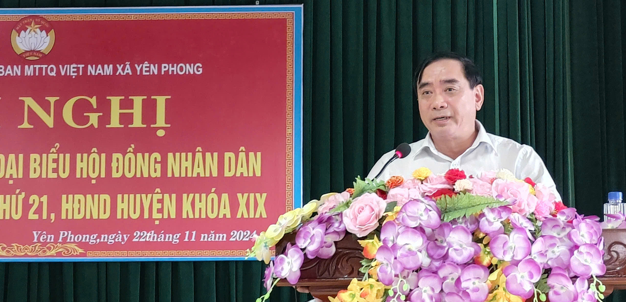 Thay mặt Tổ đại biểu HĐND huyện, đồng chí Vũ Ngọc Thưởng, Phó Bí thư Thường trực Huyện uỷ, Chủ tịch HĐND huyện, phát biểu tại hội nghị.