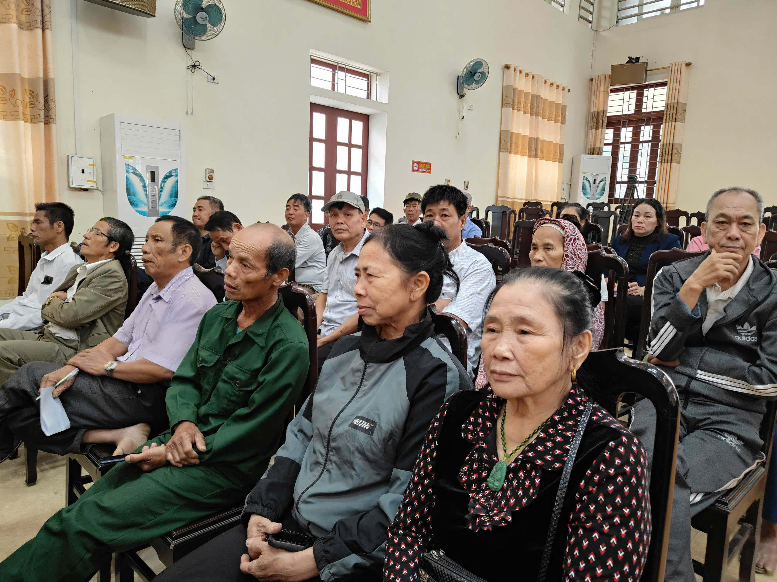 Cử tri trong xã về tham dự hội nghị.