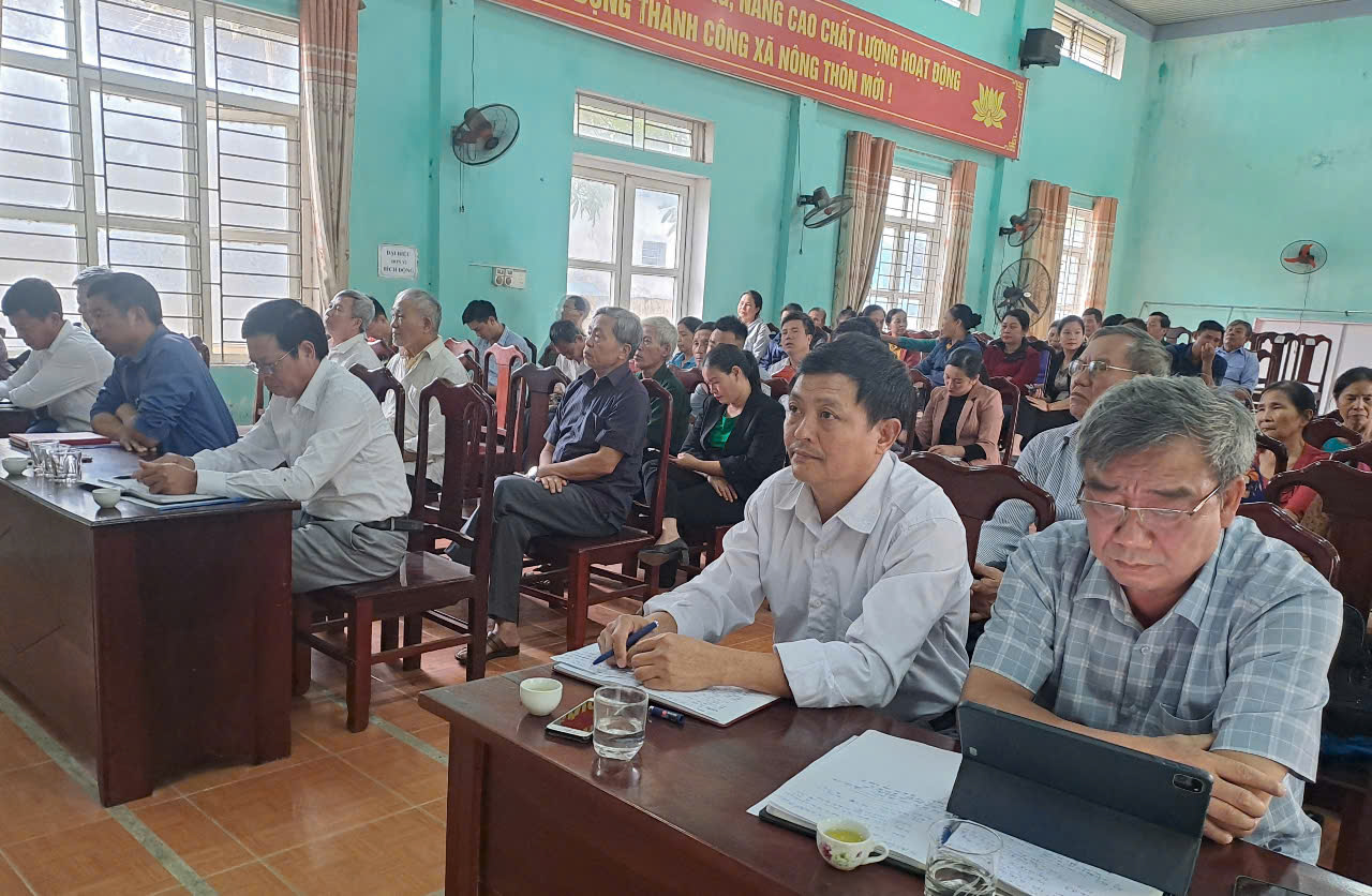 Đại biểu tham dự hội nghị tiếp xúc cử tri xã Yên Ninh.