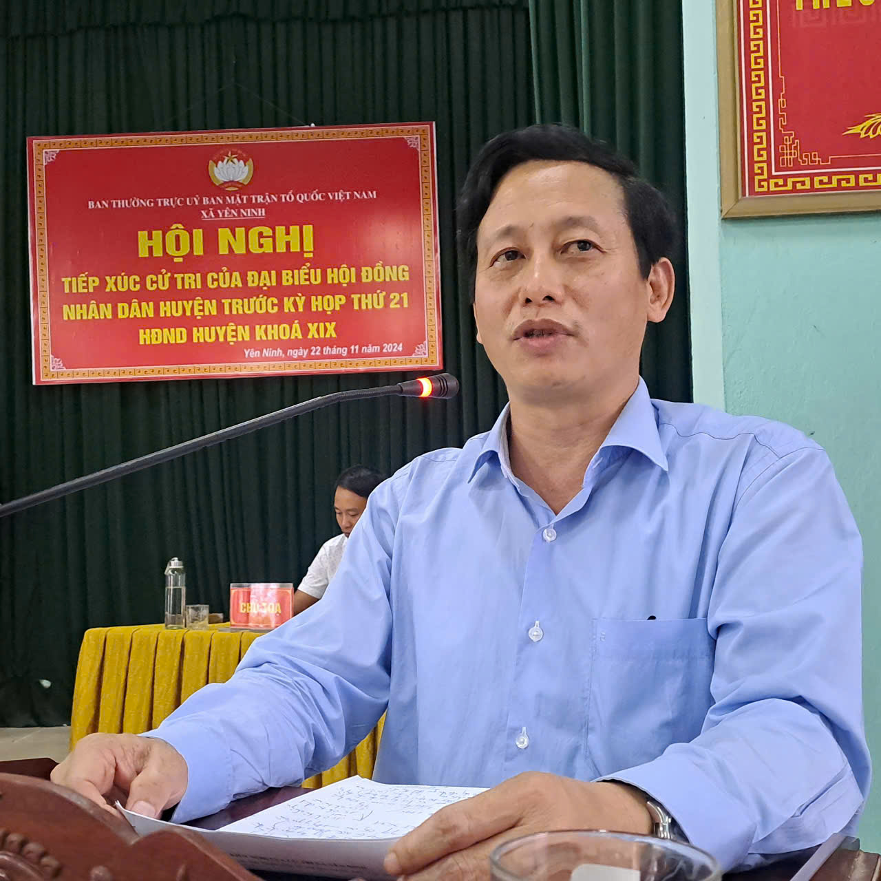 Thay mặt lãnh đạo huyện và Tổ đại biểu số 4, đồng chí Hoàng Trung Hưng- TVHU, Trưởng ban tuyên giáo- Giám đốc Trung tâm chính trị huyện, phát biểu tại hội nghị.