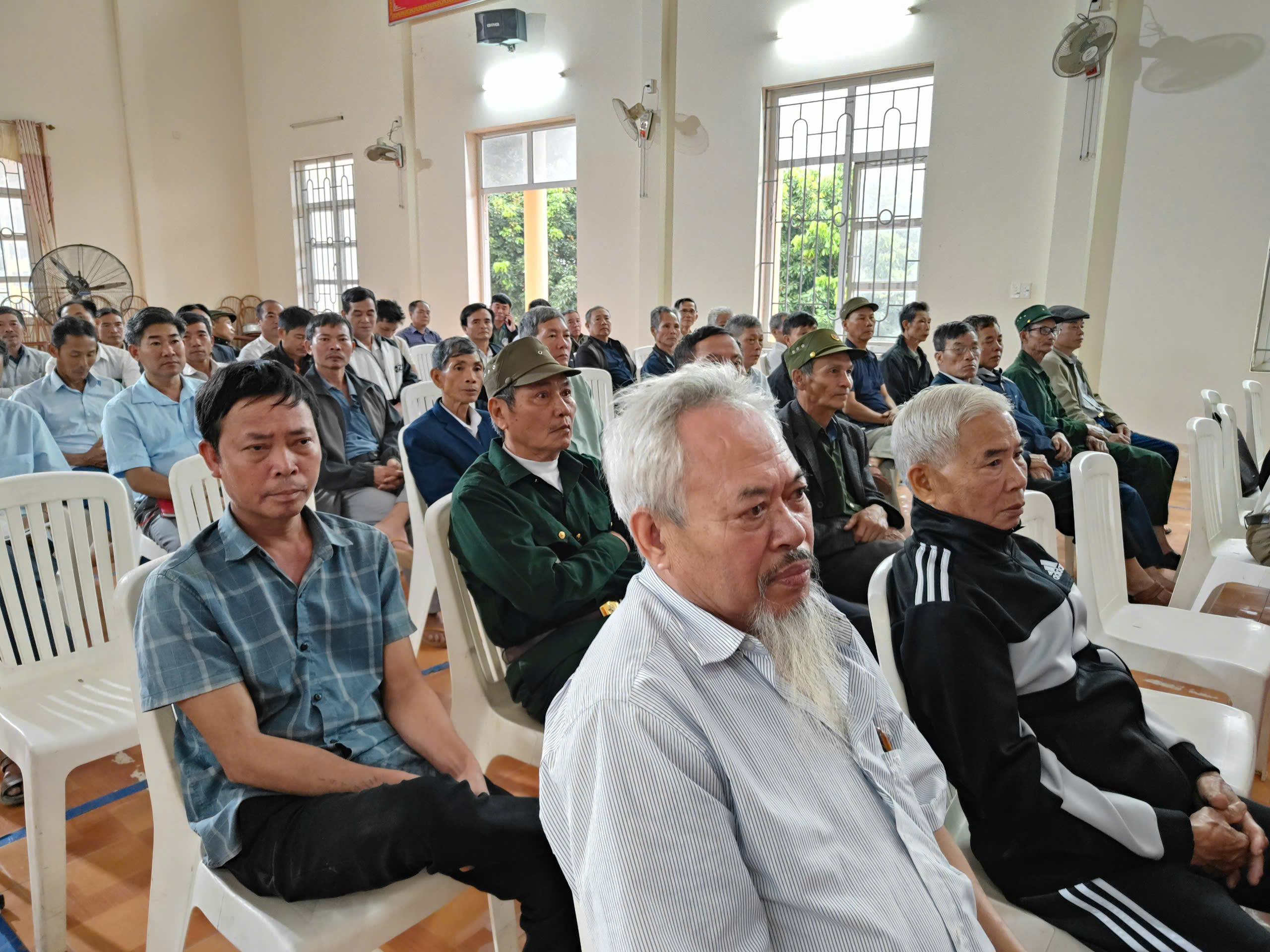 Cử tri xã Yên Phú về tham dự hội nghị.
