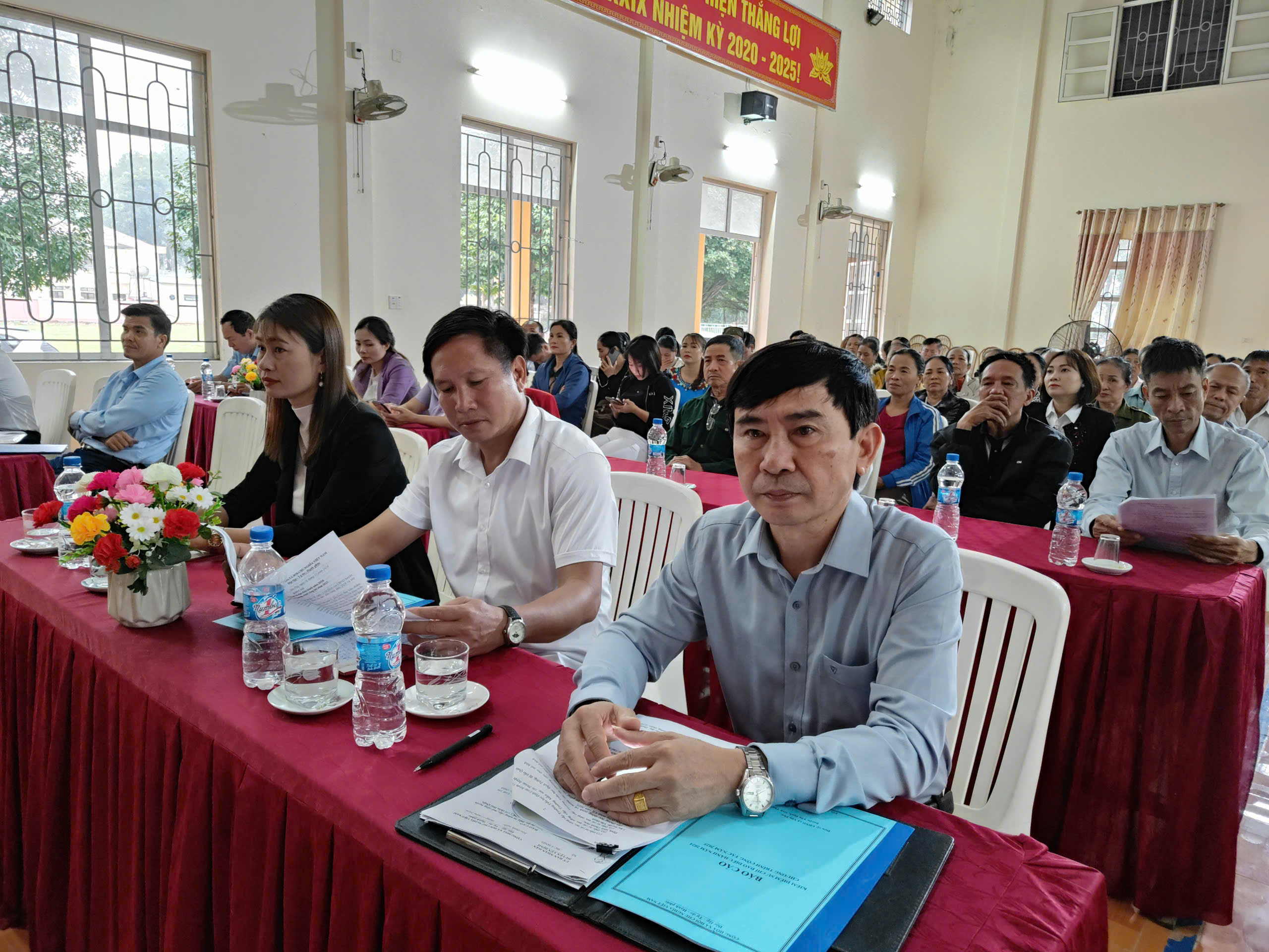 Đại biểu tham dự hội nghị tiếp xúc.