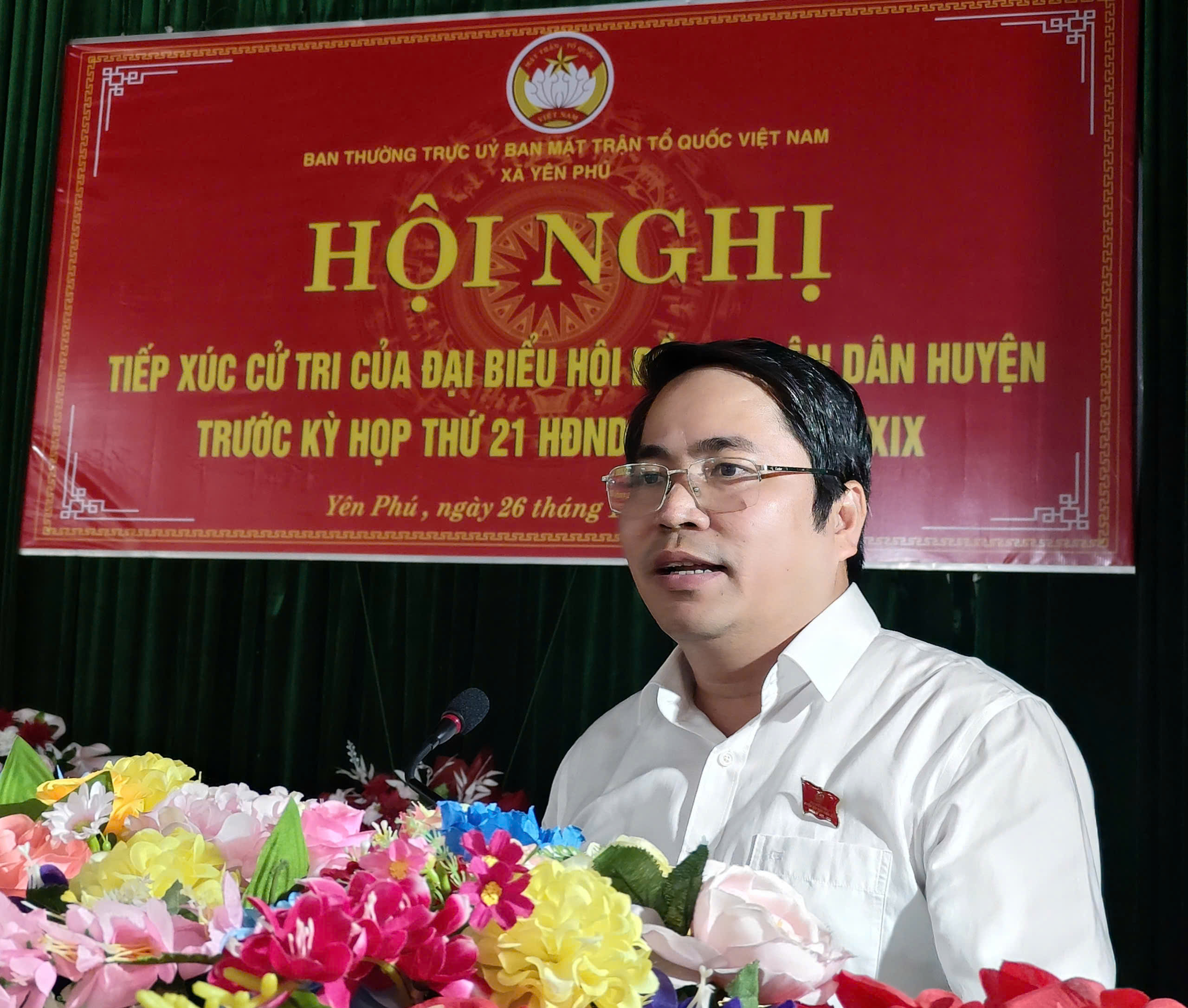 Thay mặt Tổ đại biểu HĐND huyện, đồng chí Phạm Tiến Dũng, Phó Bí thư Huyện uỷ, Chủ tịch UBND huyện, phát biểu tại hội nghị.
