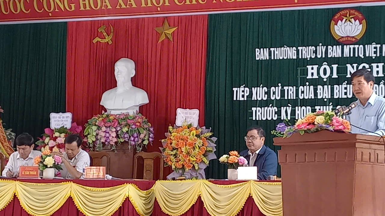 Đồng chí Nguyễn Xuân Tùng, Phó Chủ tịch UBND huyện đã có phát biểu giải trình, tiếp thu những kiến nghị của cử tri thuộc thẩm quyền.
