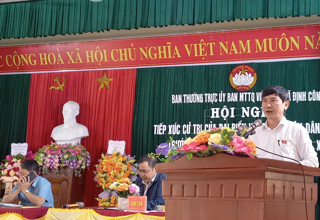 Thay mặt Tổ đại biểu HĐND huyện, đồng chí Lê Đức Thọ, Ủy viên BTV Huyện ủy, Trưởng Ban Dân vận, Chủ tịch UBMTTQ huyện, phát biểu tại hội nghị.
