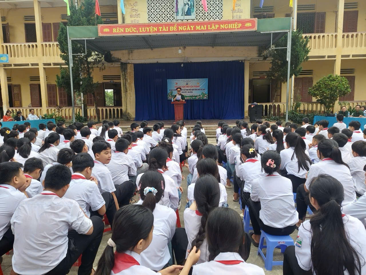 Hội CCB Huyện nói chuyện truyền thống "Bộ đội cụ Hồ" cho các em học sinh.