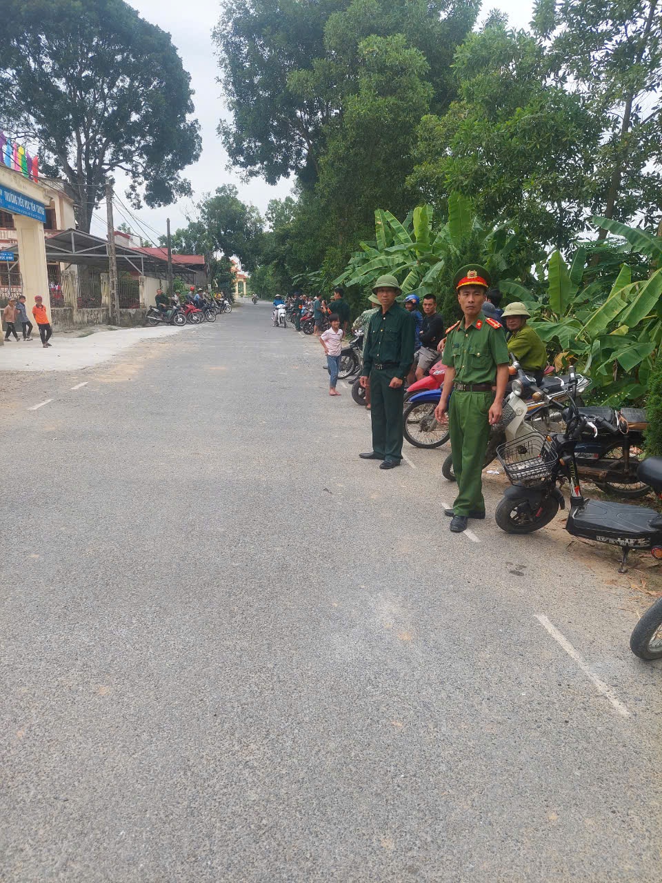 một số hình ảnh hội CCB trong huyện tham gia phong trào đảm bảo ANTT, vệ sinh môi trường trên địa bàn.