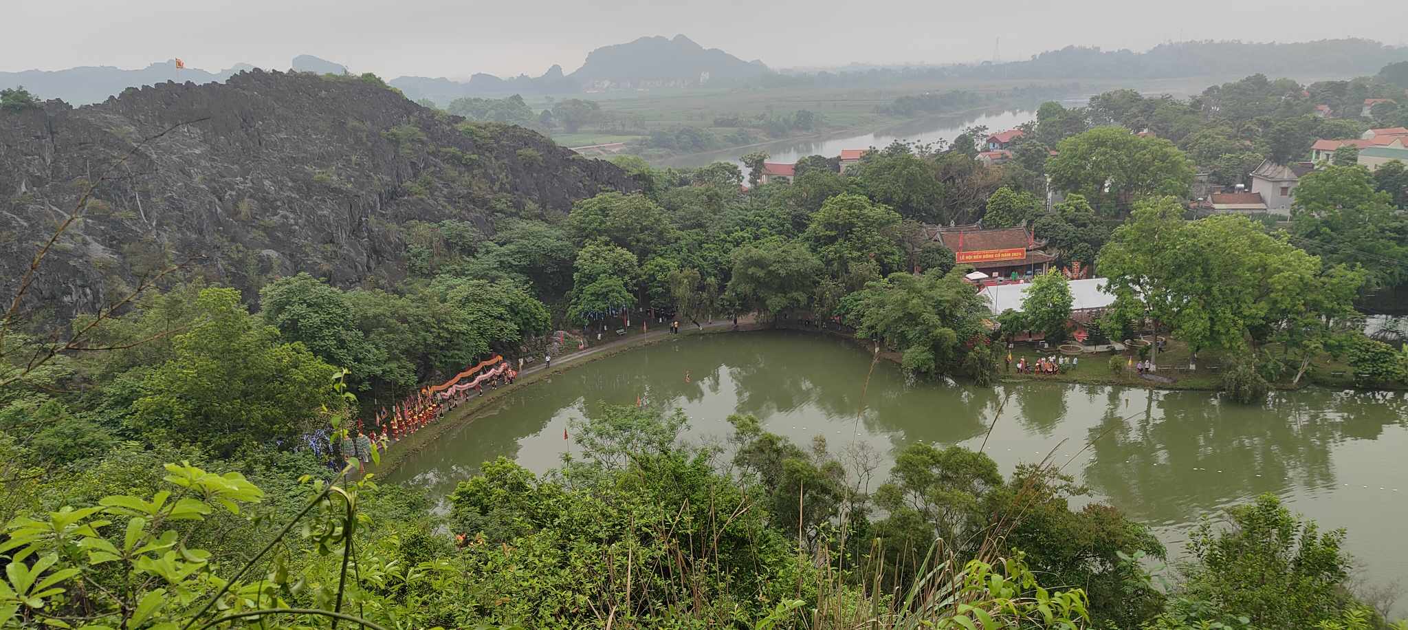 Đền Đồng Cổ - Không gian thơ mộng, cổ kính, linh thiêng, huyền bí.