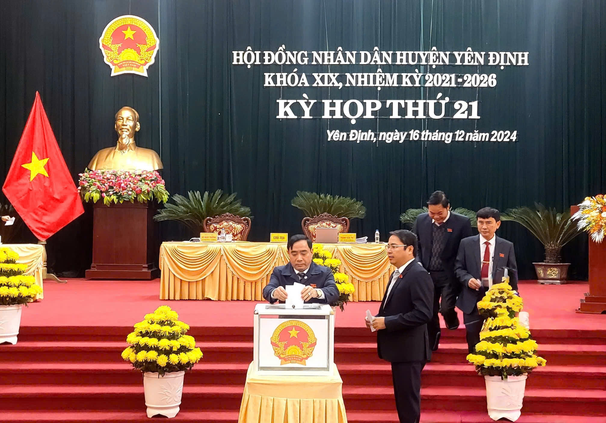Các đại biểu bầu bổ sung Ủy viên UBND huyện, nhiệm kỳ 2021 – 2026.