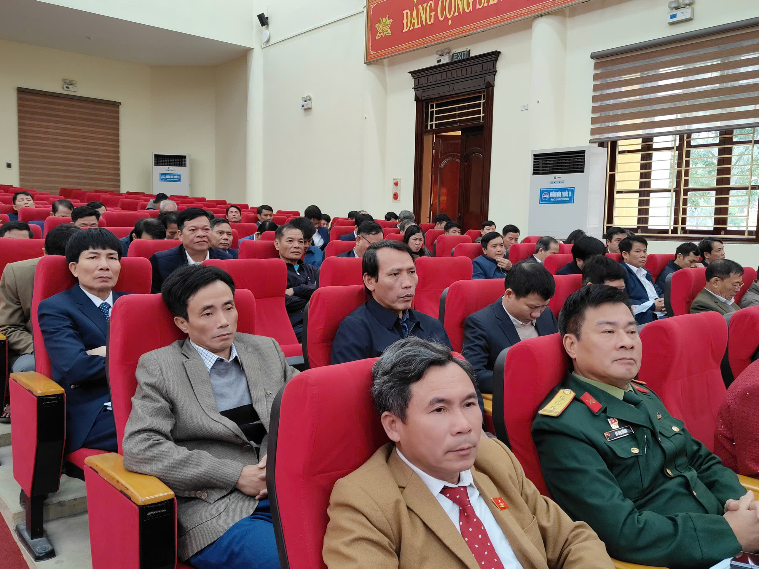 Các đại biểu tham dự kỳ họp.