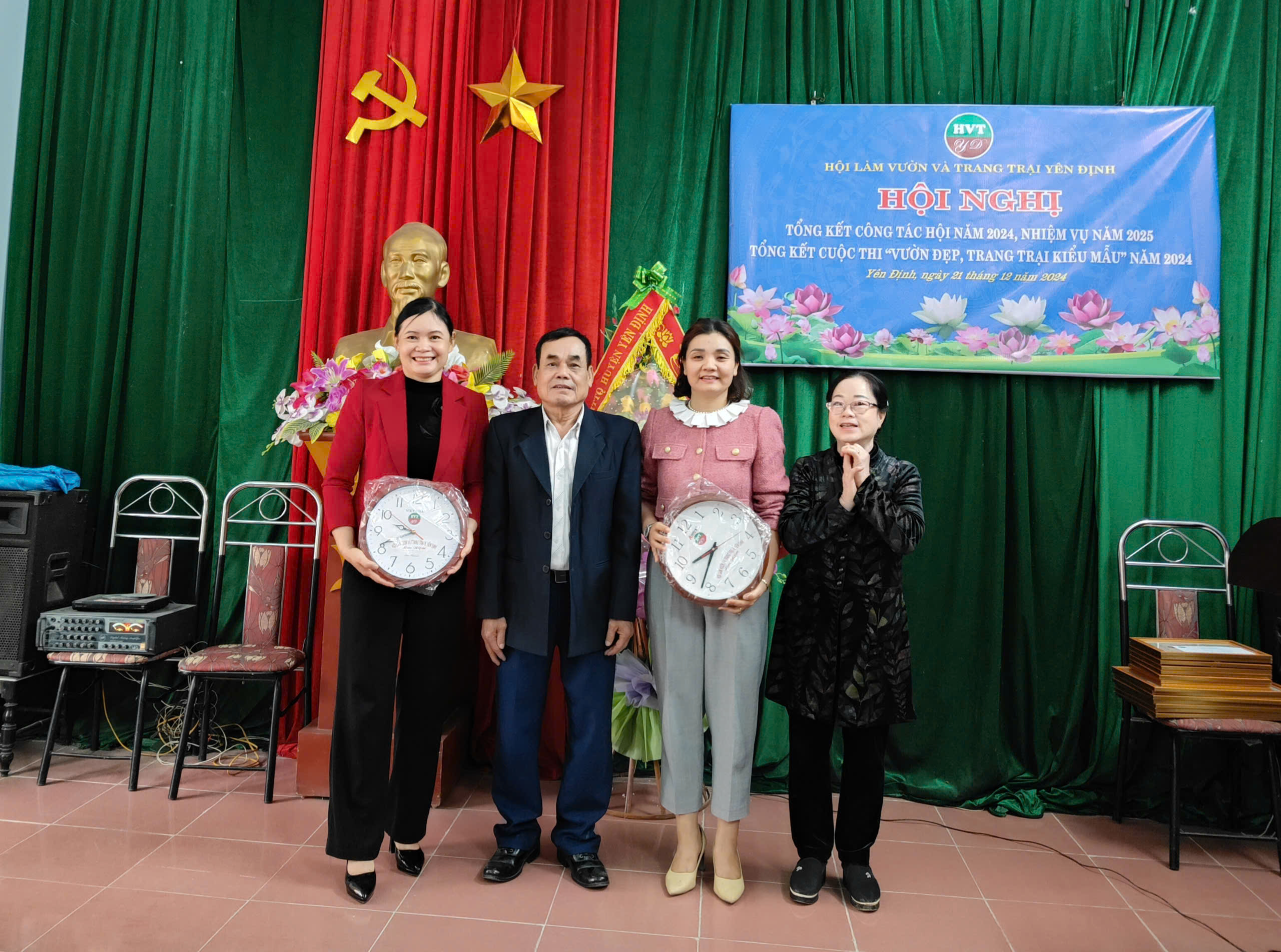 Một số hình ảnh trao quà lưu niệm và khen thưởng “Vườn đẹp, trang trại kiểu mẫu” năm 2024 tại hội nghị.