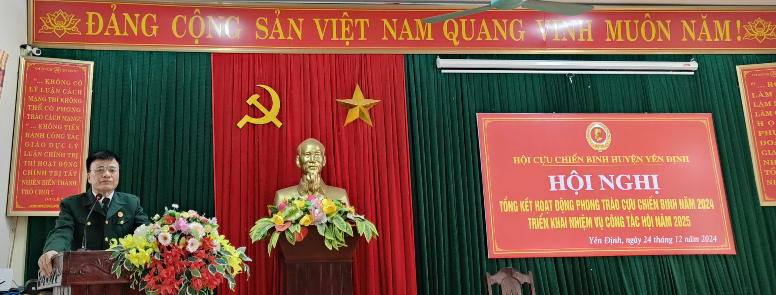 Đồng chí Lưu Thế Hùng, Chủ tịch CCB huyện phát biểu khai mạc hội nghị.