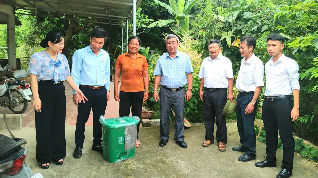 Các cấp hội nông dân thi đua thực hiện tốt phong trào vệ sinh môi trường tại khu dân cư.