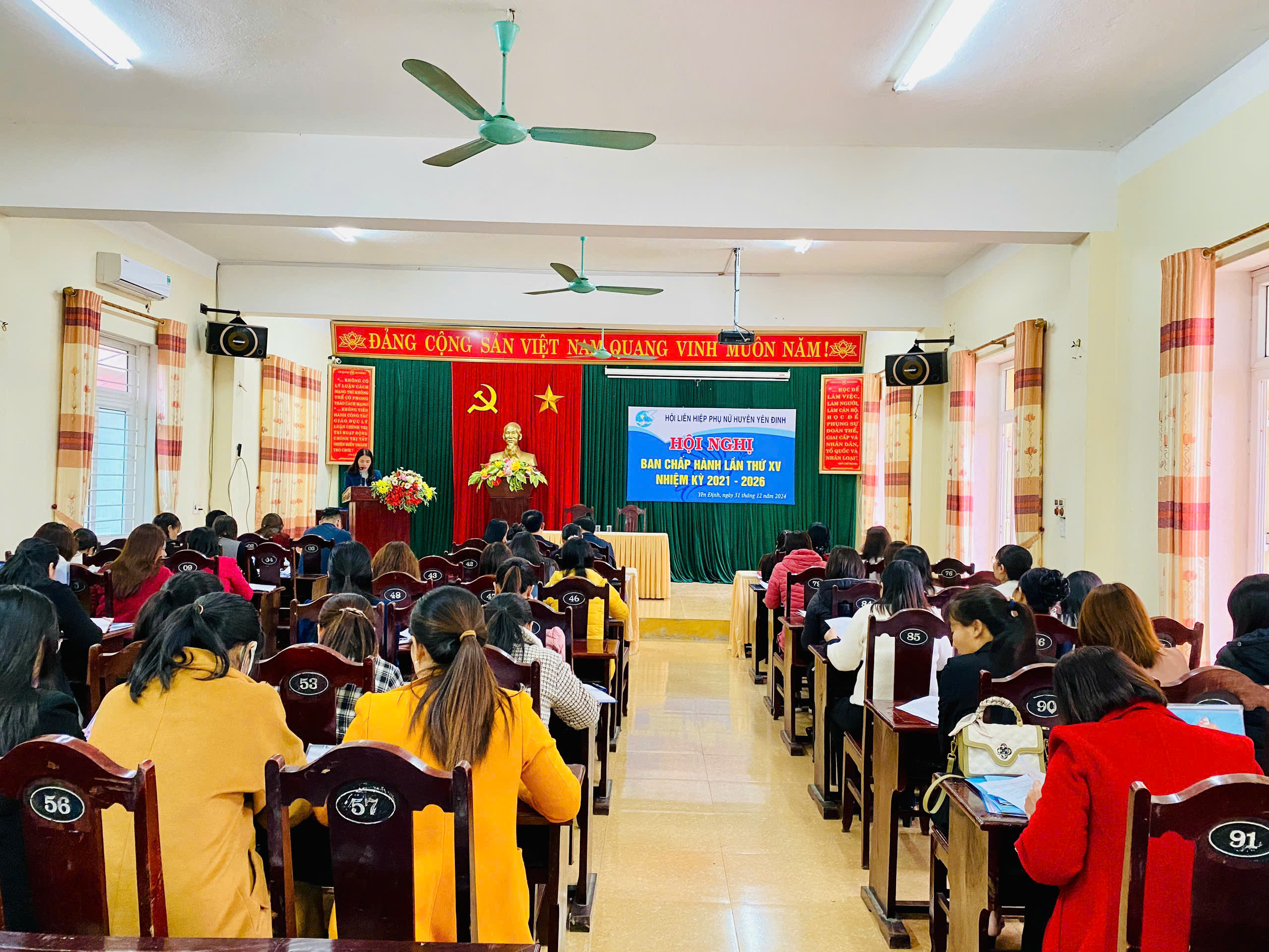 Toàn cảnh hội nghị.