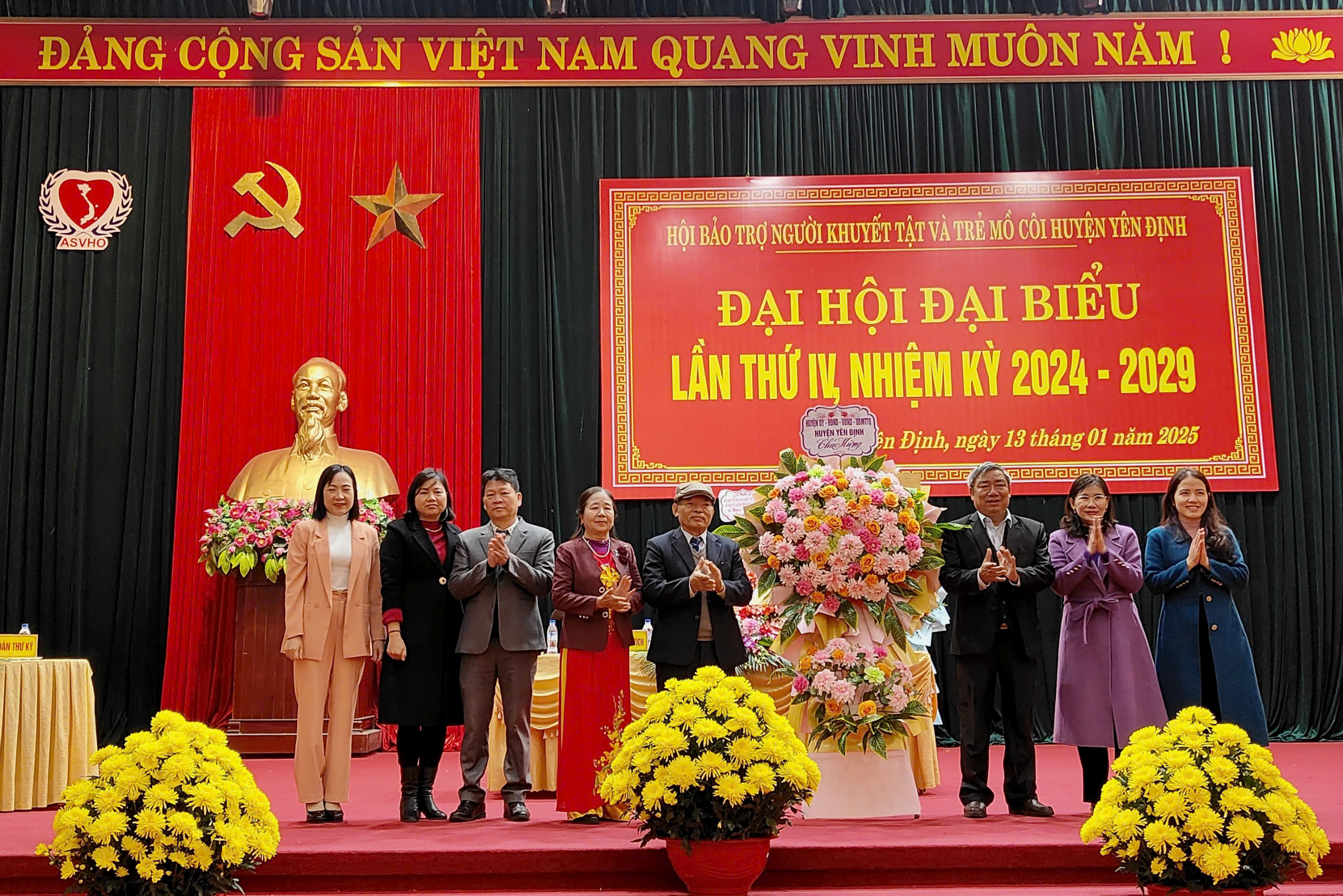 Đồng chí Lê Xuân Thành, Phó Chủ tịch UBND huyện và các ban, ngành đoàn thể huyện tặng hoa chúc mừng Đại hội.