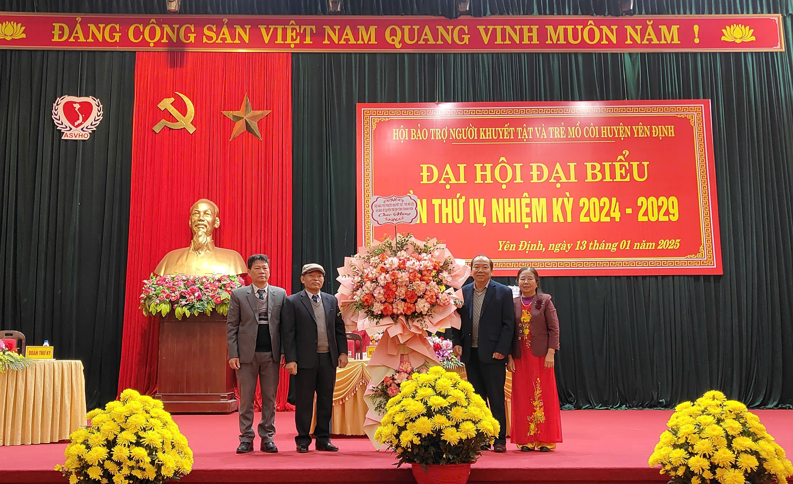 Đồng chí Lê Đình Tùng, Phó Chủ tịch Hội Bảo trợ Người khuyết tật và Trẻ mồ côi tỉnh tặng hoa chúc mừng Đại hội.