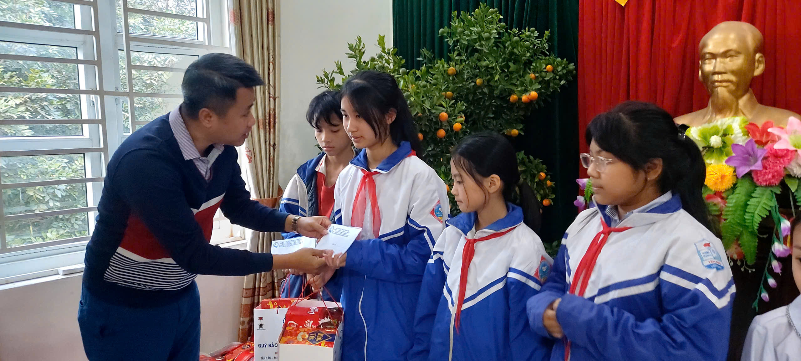 Các thành viên trong đoàn Quỹ bảo trợ trẻ em Việt Nam tỉnh Thanh Hóa và phòng LĐTB&XH, Phòng GD&ĐT cùng lãnh đạo xã Yên Phú đã trao quà tết cho 50 cháu học sinh xã Yên Phú.