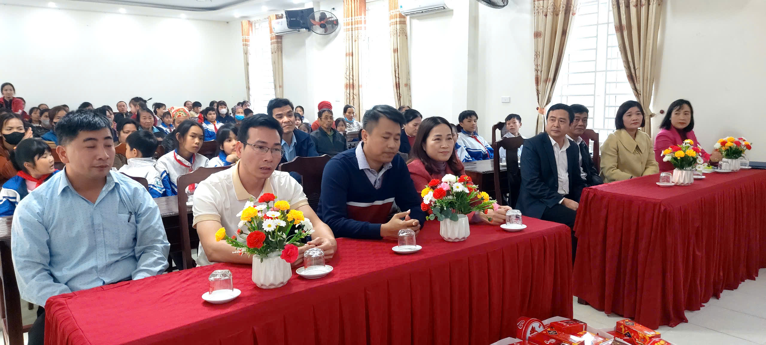 Toàn cảnh đại biểu dự buổi lễ.