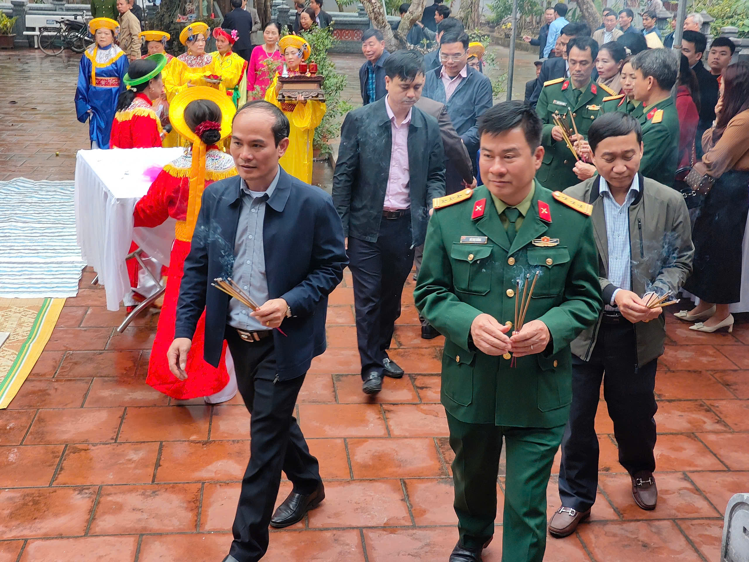 Một số hình ảnh các quý vị đại biểu, nhân dân và du khách thập phương dâng hương, dâng lễ tưởng nhớ Quan Thái giám Ngọ Tư Thành.