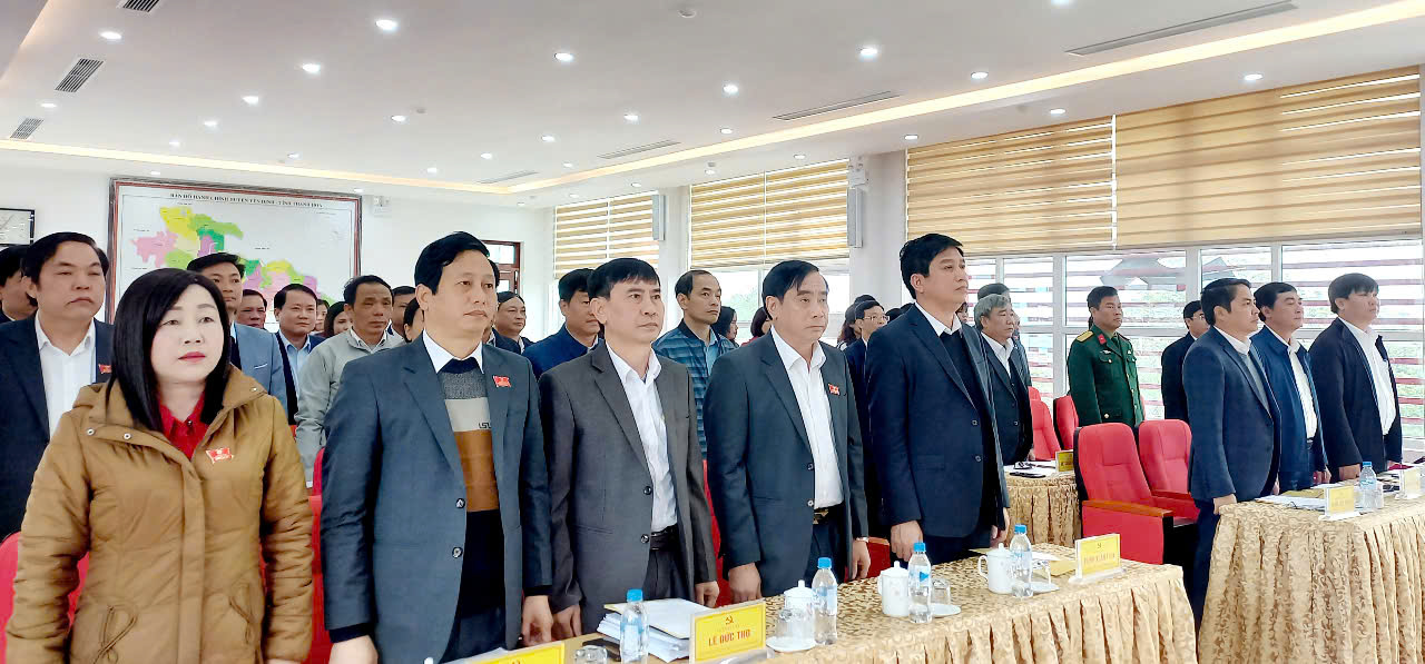 Đại biểu tham dự thực hiện nghi Lễ chào cờ tại Kỳ họp.