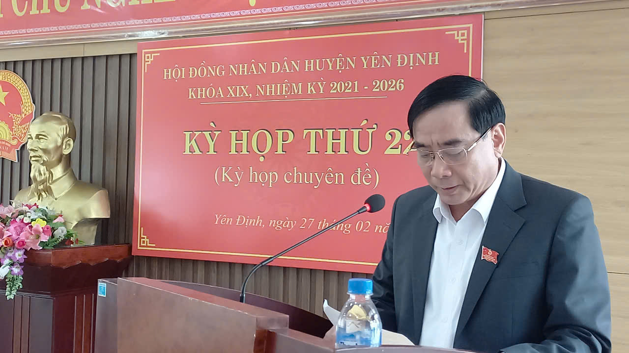 Đồng chí Vũ Ngọc Thưởng, Phó Bí thư Thường trực Huyện ủy, Chủ tịch HĐND huyện, bế mạc Kỳ họp.