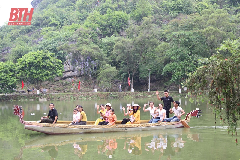 Du khách tham quan hồ bán nguyệt tại Di tích lịch sử quốc gia đền Đồng Cổ, xã Yên Thọ.