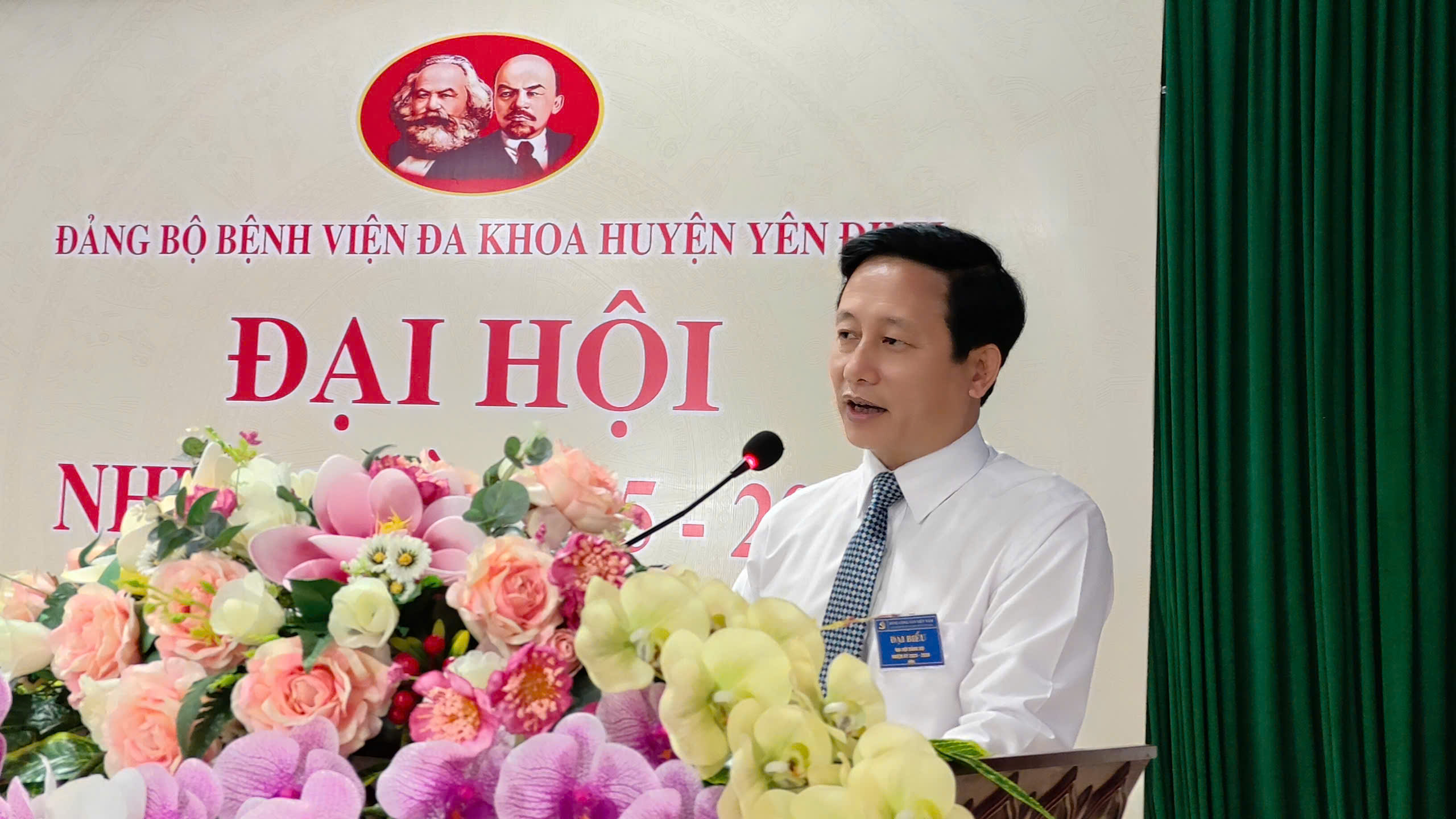 Đồng chí Hoàng Trung Hưng - Ủy viên Ban Thường vụ Huyện ủy, Trưởng Ban Tuyên giáo và Dân vận Huyện ủy, phát biểu và tặng hoa chúc mừng tại đại hội.