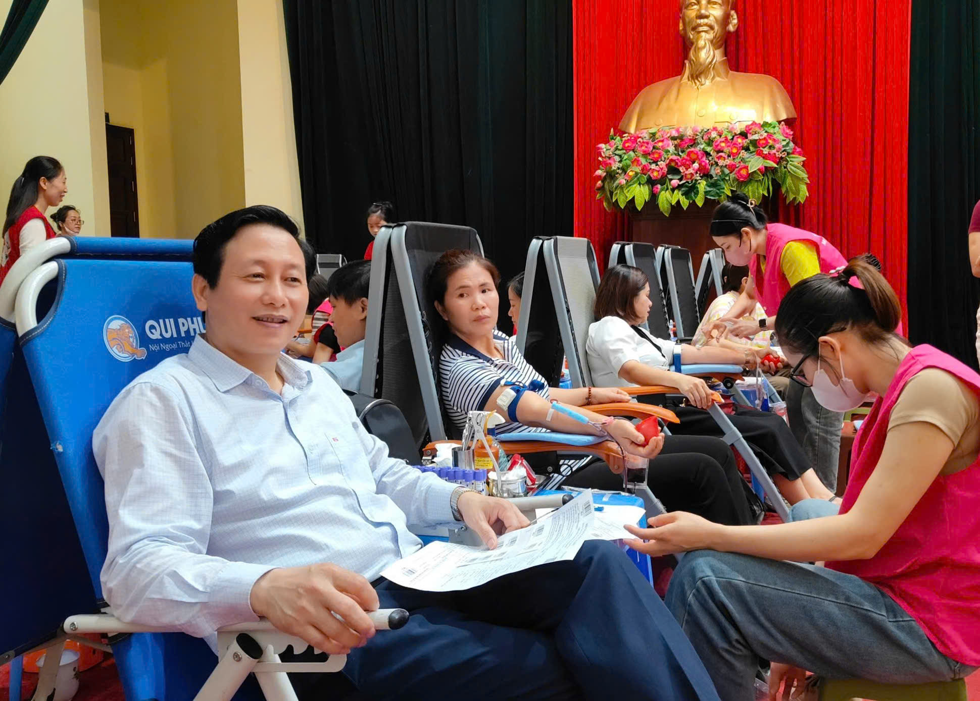 Đồng chí Hoàng Trung Hưng, Ủy viên Ban Thường vụ Huyện ủy, Trưởng Ban Tuyên giáo và Dân vận Huyện ủy và các đồng chí lãnh đạo huyện tham gia ngày hội hiến máu “Giọt hồng Yên Định”.