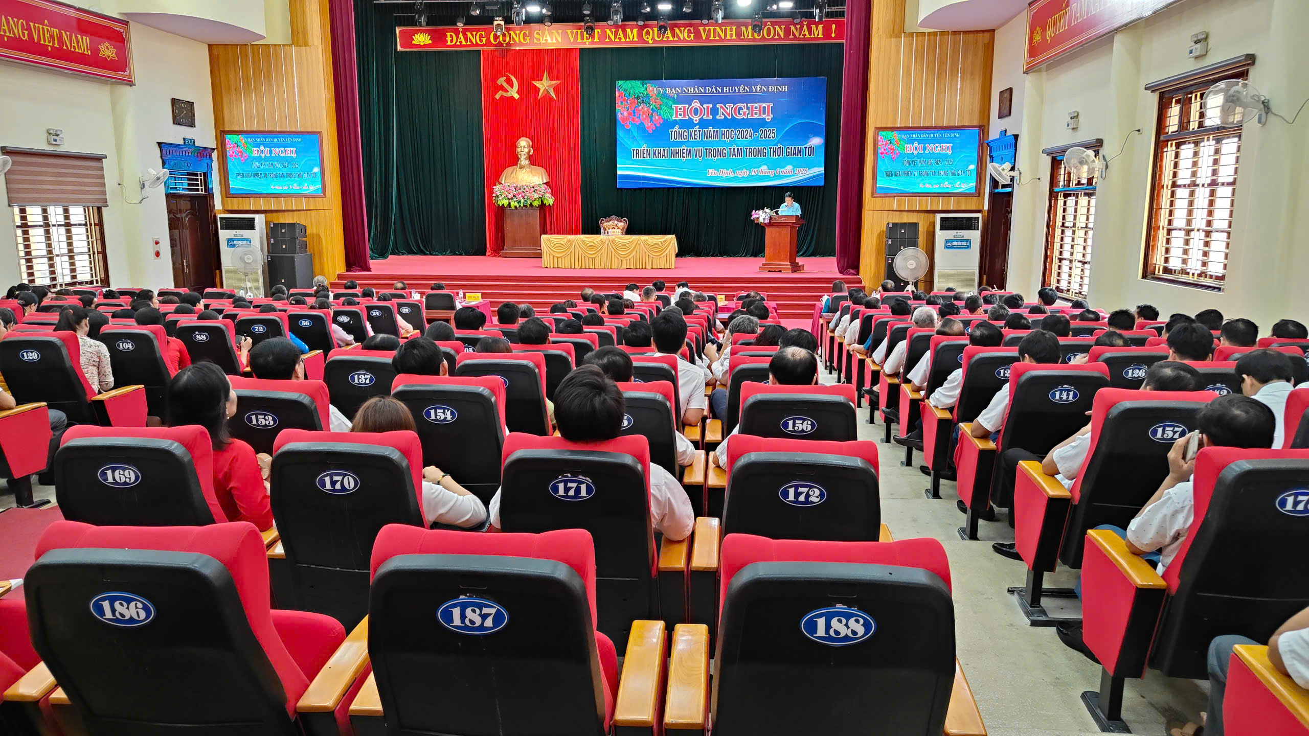 Toàn cảnh hội nghị.